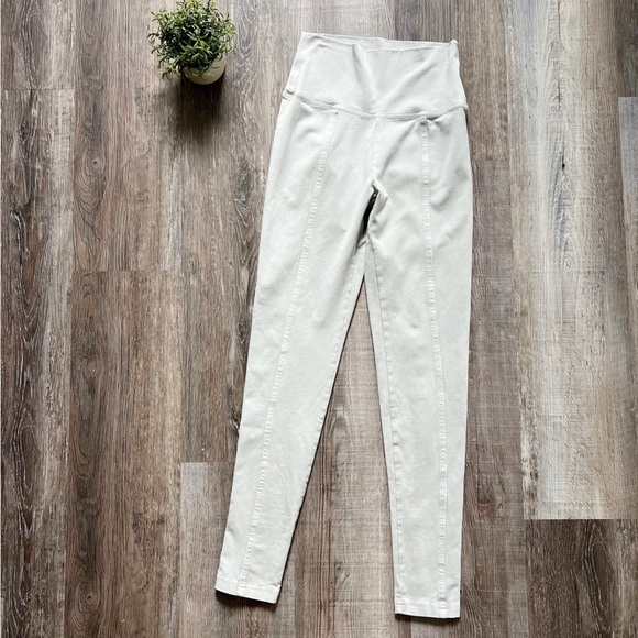 Aerie Offline High-Rise Real Me 7/8 Legging in Light Gray - Picture 1 of 6